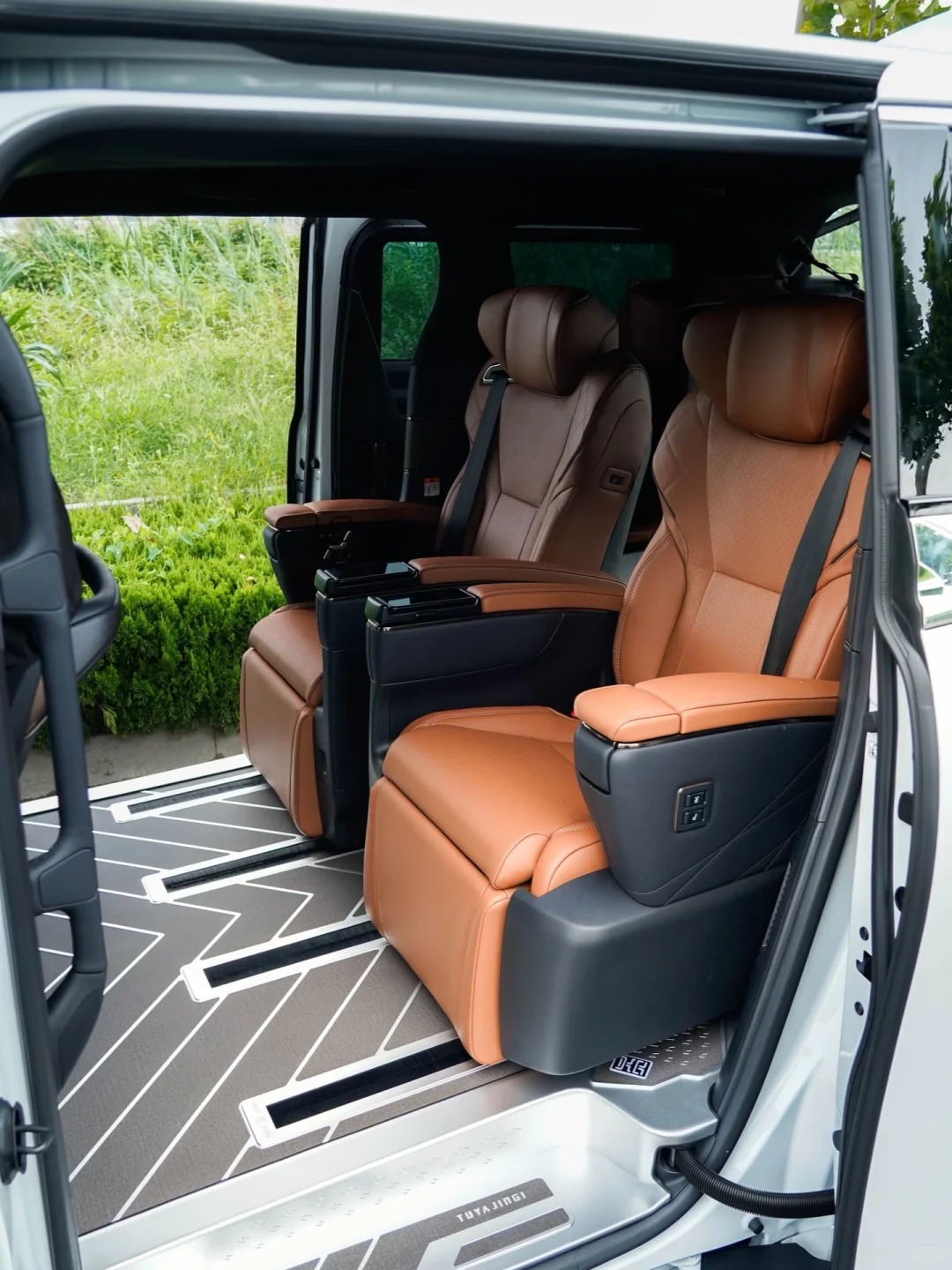 Alphard Luxury Van 5