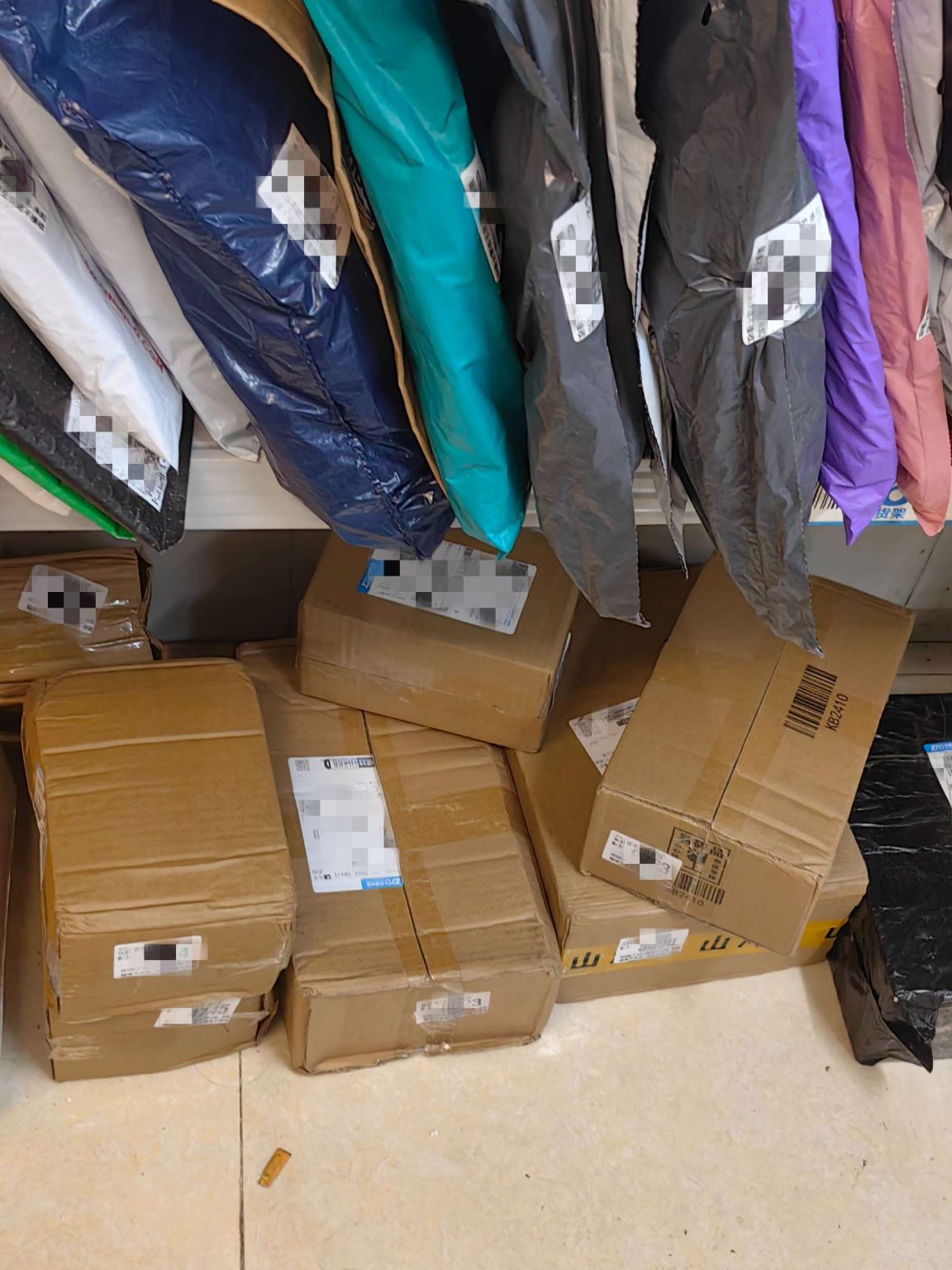 A real story of how Hong Kong customers use Shenzhen parcel collection services to solve return and exchange issues when shopping on Mainland China e-commerce platforms.