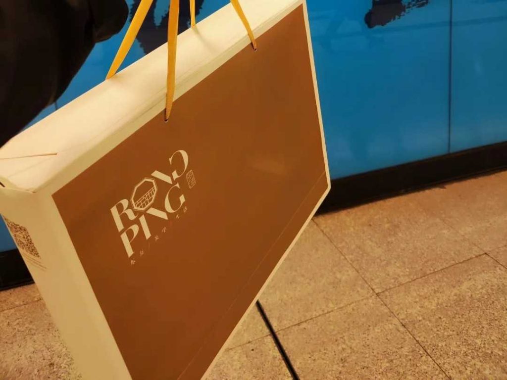 深圳加急送礼服到香港四季酒店:深港跑腿当天实测