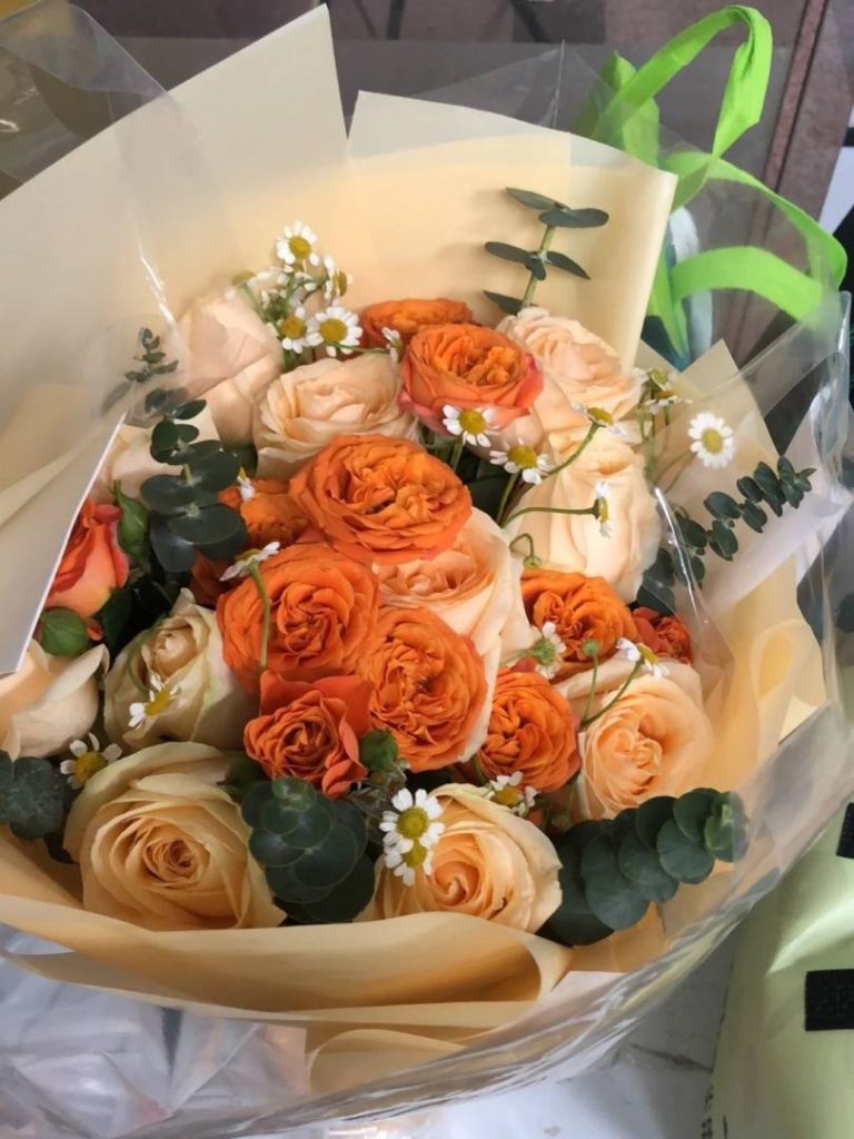 跑腿鲜花配送包装指南 2025｜保鲜防损 + 材料清单 + 场景技巧