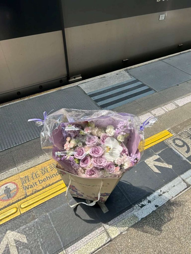 深港跨境送花實錄：專人護送紫色花束，精準時效送達香港土瓜灣站