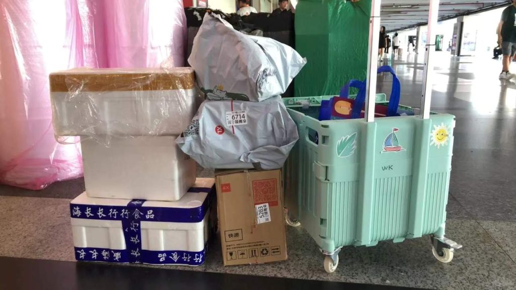 深港跑腿：一推车快递送香港中环！从“拆箱减负”到“自购冰袋”的专业服务