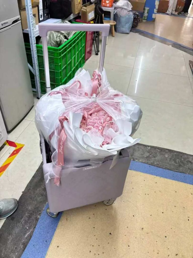 深港跑腿:99朵玫瑰跨境直送香港启德 | 深圳逆向代购