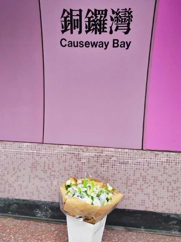 铜锣湾的电影感，配上一束来自深圳的“拥抱”