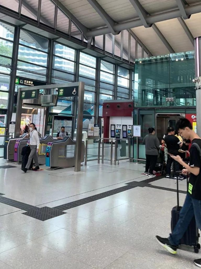 深圳热辣美食直达香港红磡：一次“生死时速”的跨境午餐配送