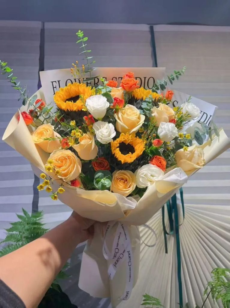 深圳送花到香港：毕业季，我们在尖东站给毕业生送去了一片“阳光”