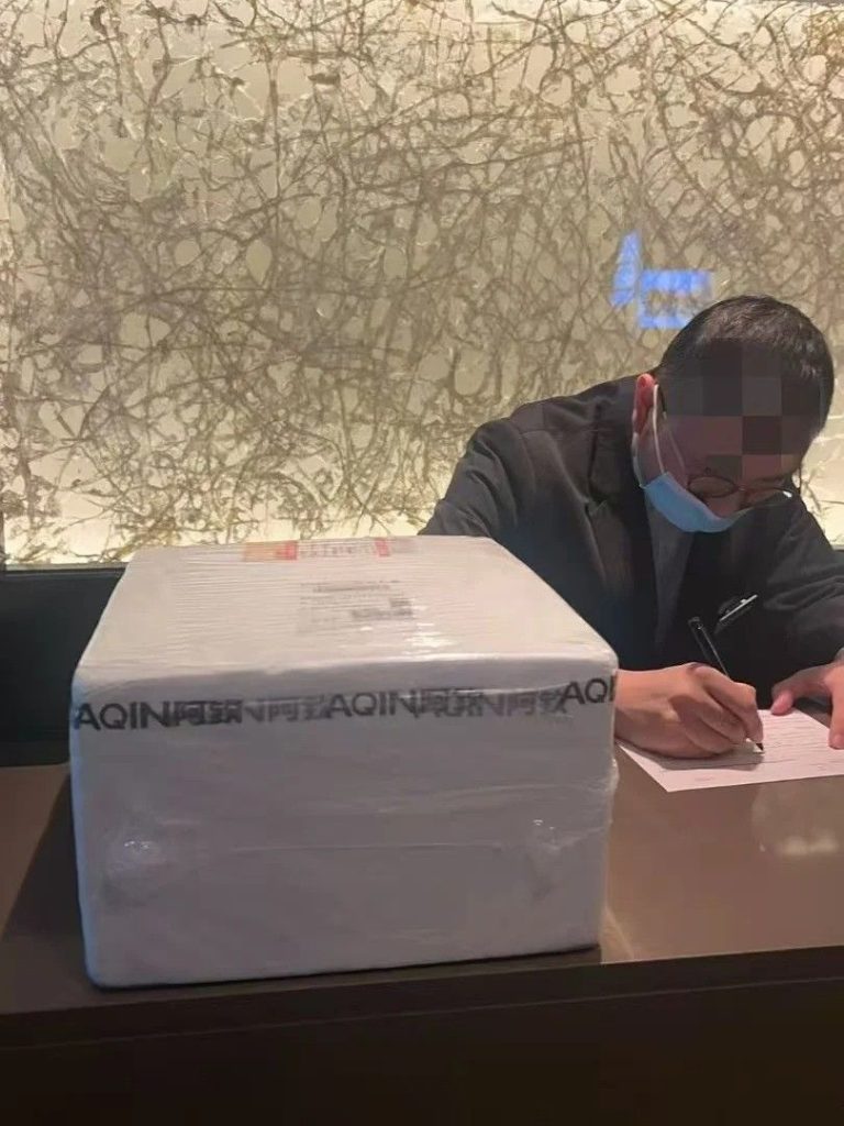 Christmas Surprise to HK Hotel: Delivering Gifts via SZ-HK Errand