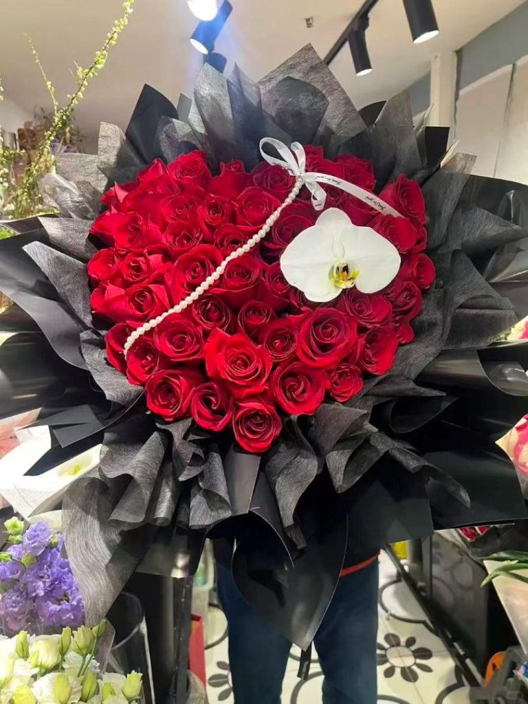 圣诞浪漫告白：99朵玫瑰如何完好无损地从深圳送到香港？