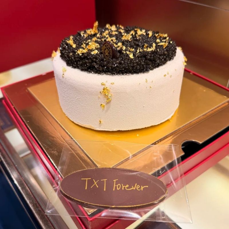 谁懂啊！为TXT香港演唱会应援护送“鱼子酱蛋糕”真的压力山大