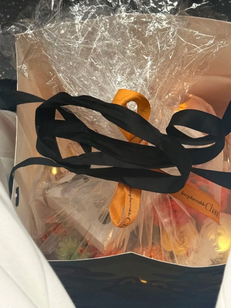 跨越深港的浪漫：1小时将鲜花与iPhone 17送达旺角街头