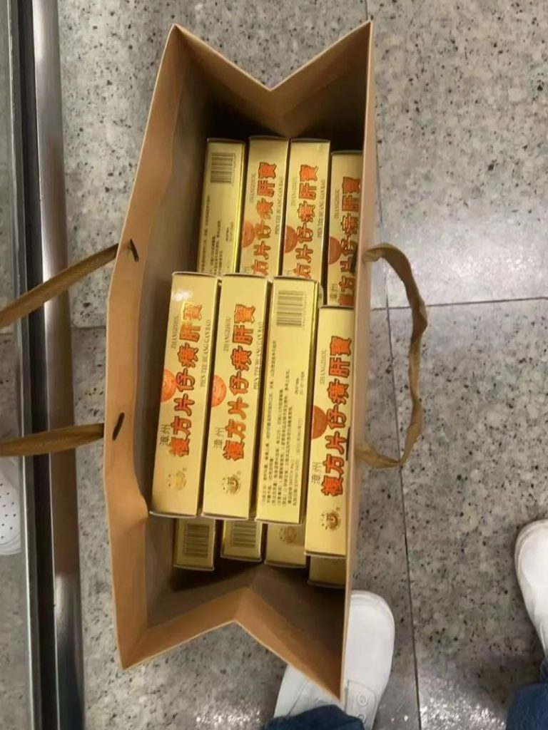 香港大学代取药回深圳：跨越双城的“接力赛”，只为一份嘱托