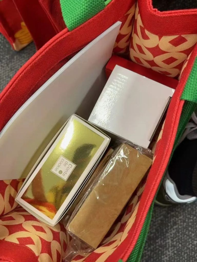 HK to Shenzhen Delivery: Bringing Corporate Souvenirs Across the Border