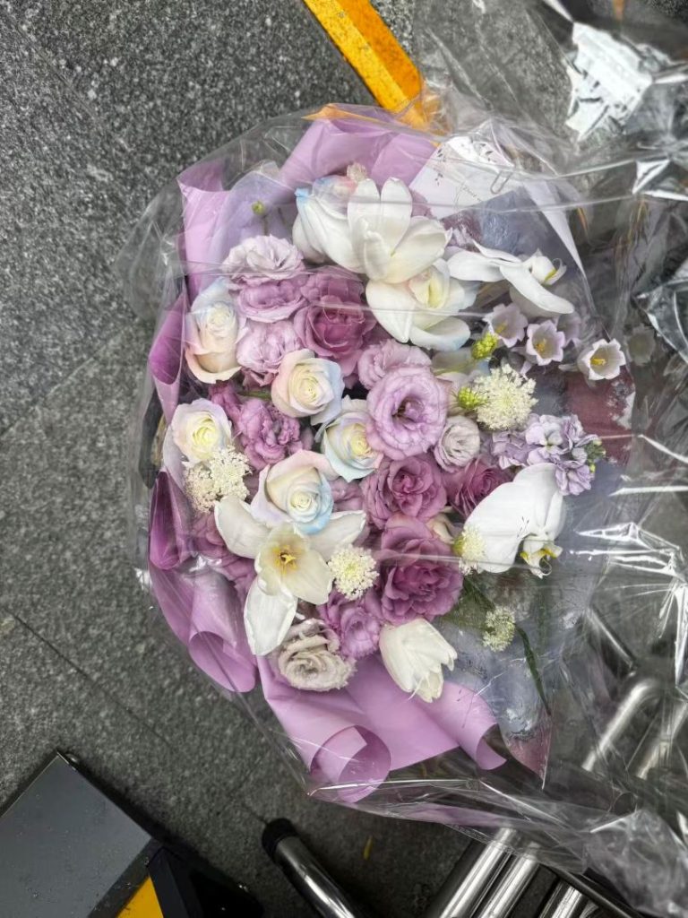 跨越口岸的祝福：从深圳送一束新鲜玫瑰到彩虹地铁站