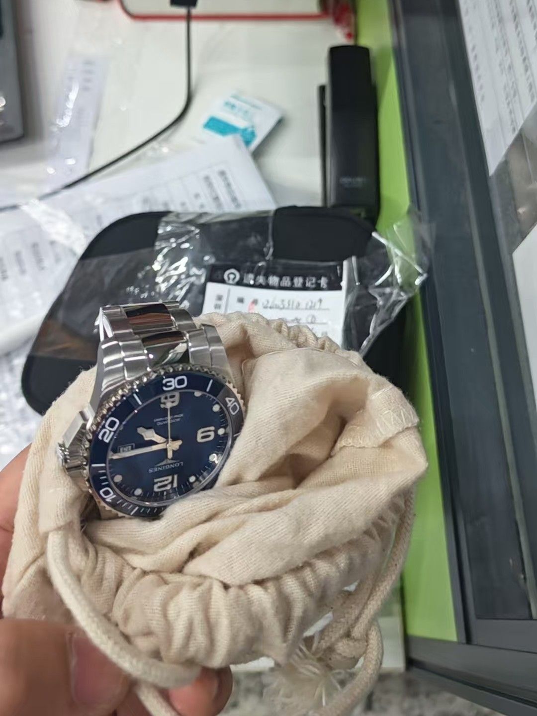 在高铁上遗失了浪琴手表和蓝牙耳机?